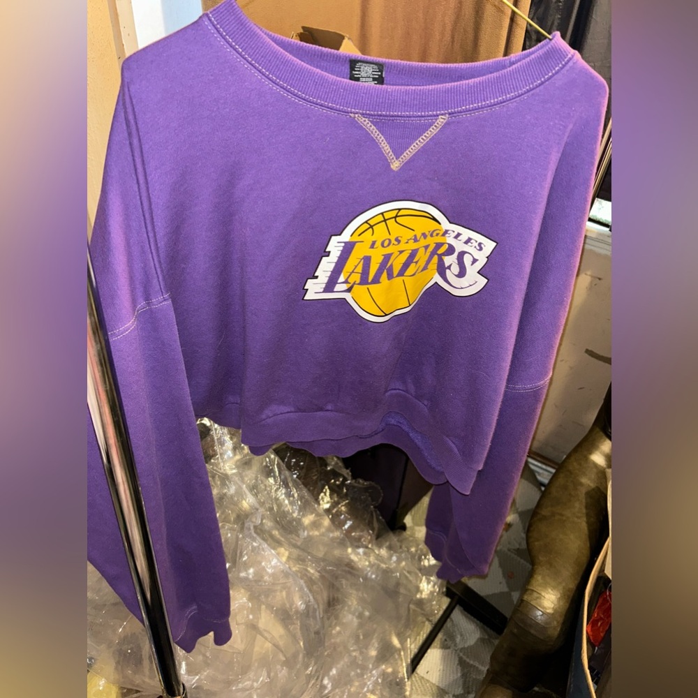 Lakers crop sweatshirt size XL woman’s